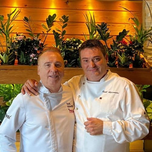 Raúl Aleixandre preparando salsas City Poké